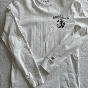 Tailgate Brooklyn Nets White Long Sleeve Shirt Men’s XS (fits Boys XL 16-18)